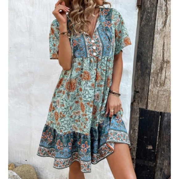 Dresses & Skirts - Boho floral print mini dress